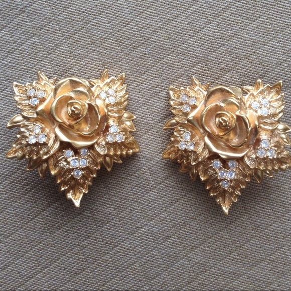 Elizabeth Taylor Passion Flower 🌺 Clip Earrings - Picture 1 of 3